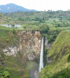Sipiso-piso waterfall (North Sumatra)